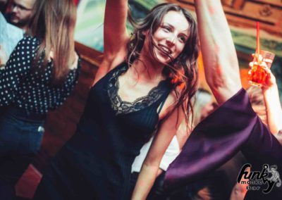 Frau am tanzen und feiern in einer Bar